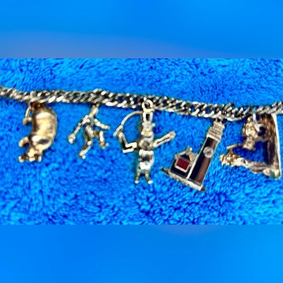 Vintage Gold Charm Bracelet
Pre owned…excellent condition - Picture 3 of 4